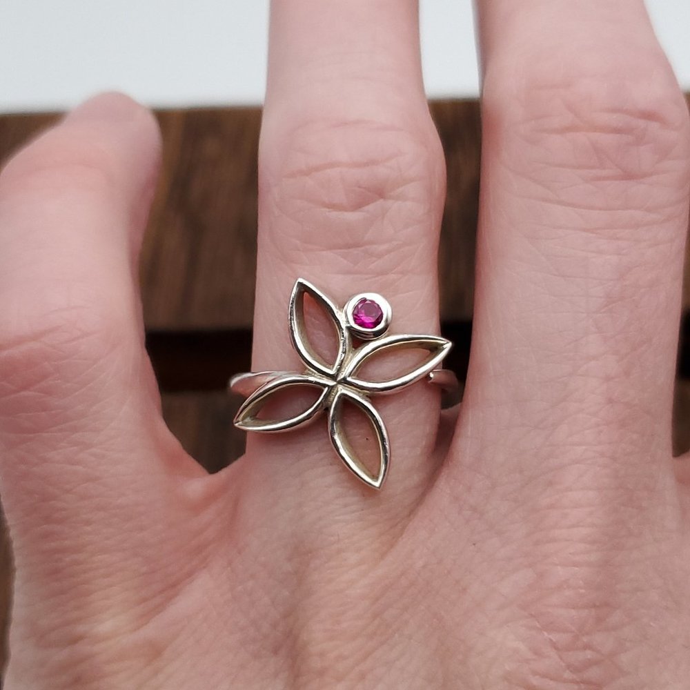 Size 6.75 925 Sterling Silver Single Red Ruby Flower Open Ring